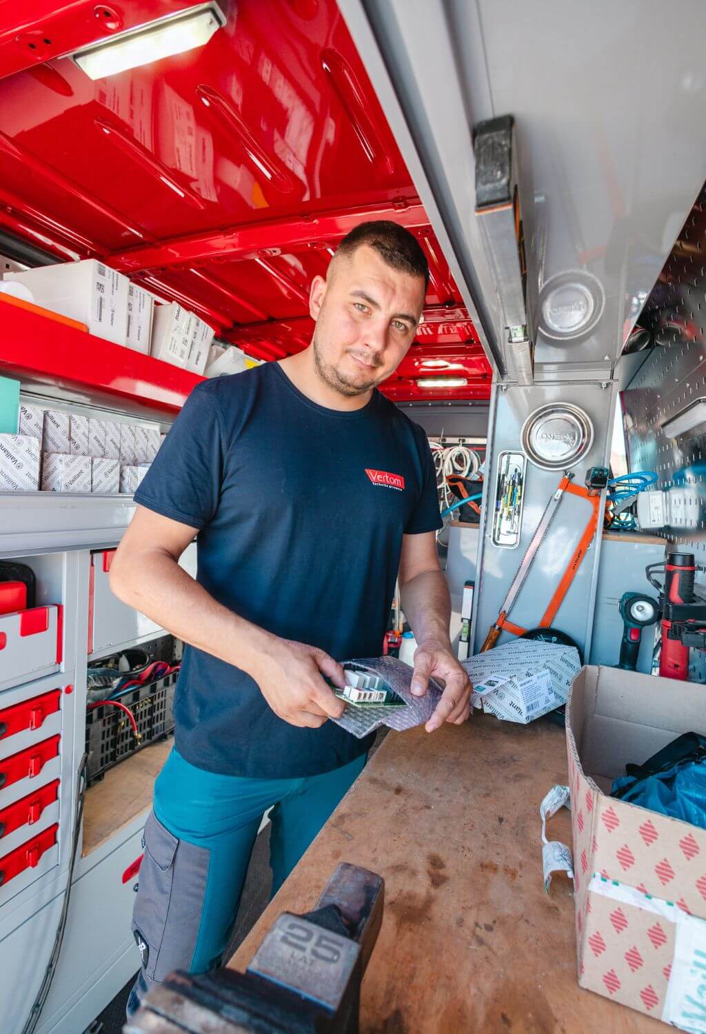 mobilny serwis vertom Łukasz Kopczyński wewnątrz wozu serwisowego