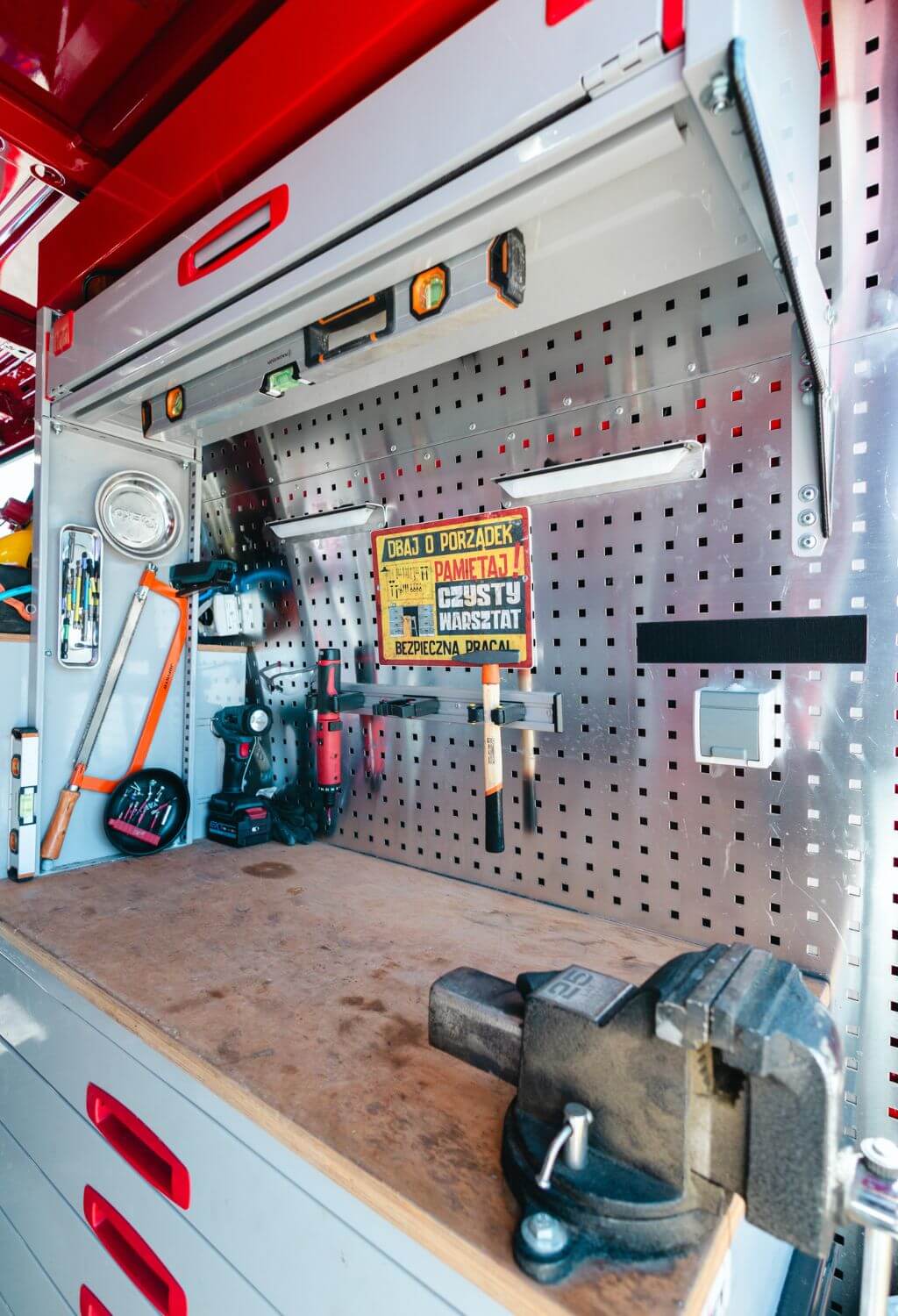 Stół roboczy wewnątrz naszego wozu serwisowego
