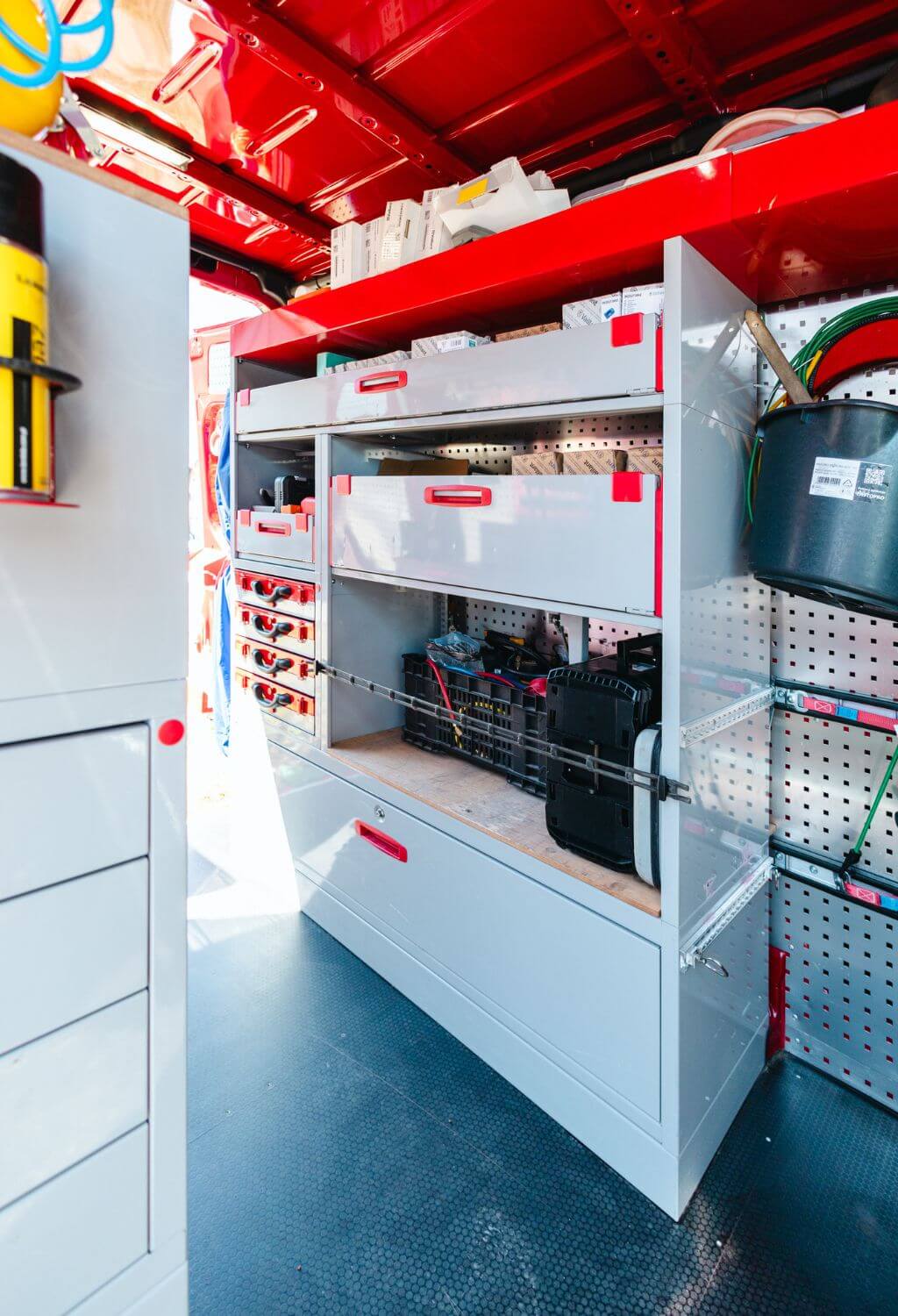 Świetnie zorganizowane wnętrze naszego wozu serwisowego. Każdy element ma swoje miejsce.